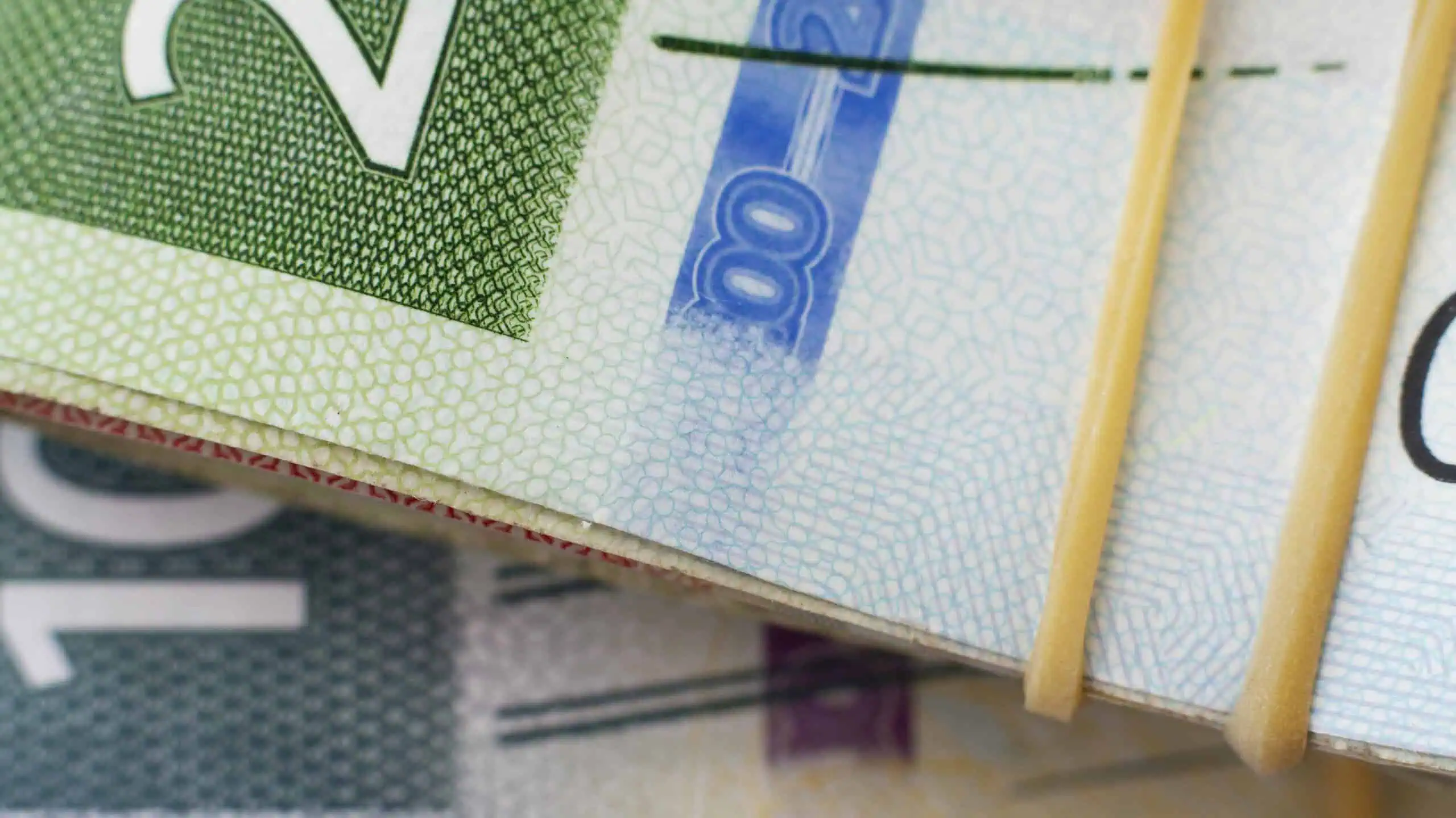 Freepick. “Arreglo de billetes mexicanos de vista superior”. ©Freepick. Licencia de Atribución 2.0 Genérica (CC BY 2.0). Se ha realizado un recorte en la imagen. Arreglo de billetes mexicanos de vista superior.